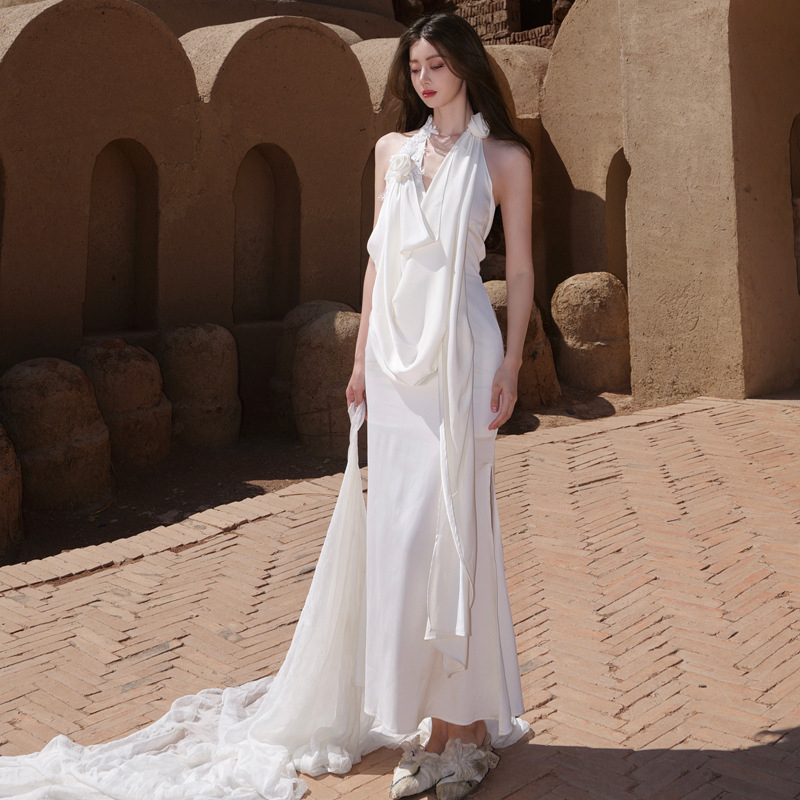 Saten haljina s halter izrezom, duga, A-line, bez rukava, visokim strukom, jednobojni uzorak