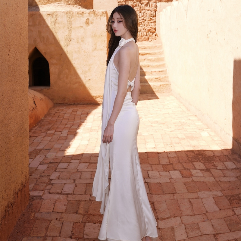 Saten haljina s halter izrezom, duga, A-line, bez rukava, visokim strukom, jednobojni uzorak