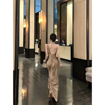 Rochie de banchet din satin, plisată, fără mâneci, lungă, cu guler înalt.