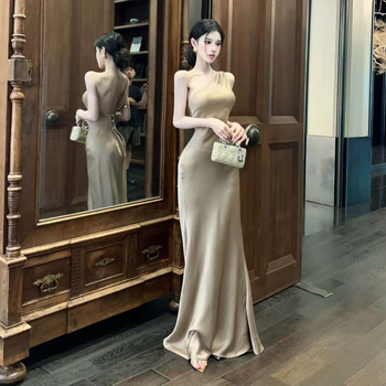 Rochie de banchet din satin, plisată, fără mâneci, lungă, cu guler înalt.