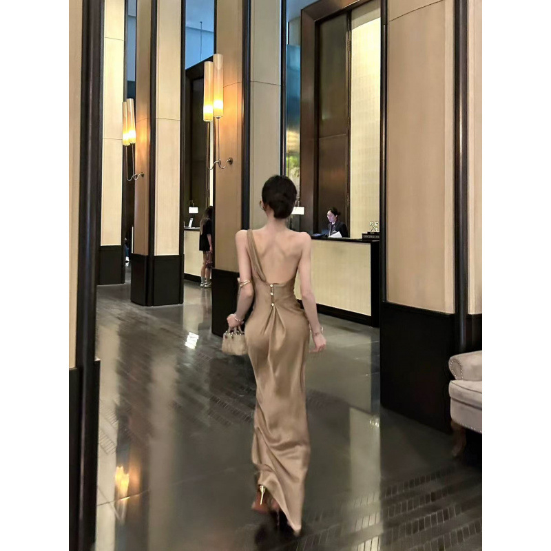 Rochie de banchet din satin, plisată, fără mâneci, lungă, cu guler înalt.