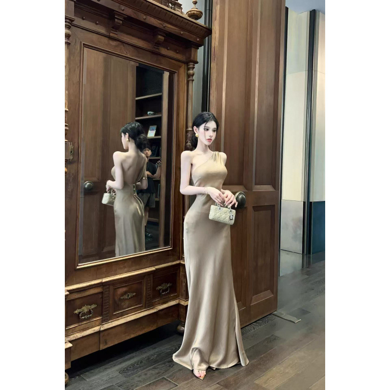 Rochie de banchet din satin, plisată, fără mâneci, lungă, cu guler înalt.