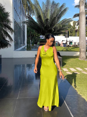 Haljina od Milk Silk, jednobojna, bez rukava, duga, s vezicom sprijeda