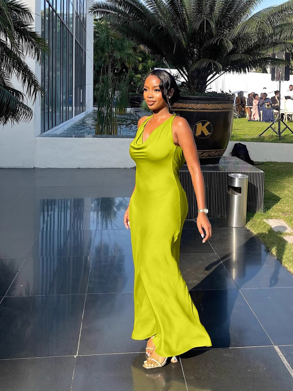 Haljina od Milk Silk, jednobojna, bez rukava, duga, s vezicom sprijeda