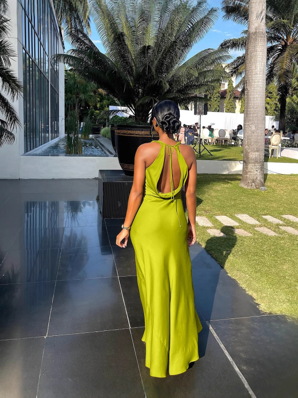 Haljina od Milk Silk, jednobojna, bez rukava, duga, s vezicom sprijeda