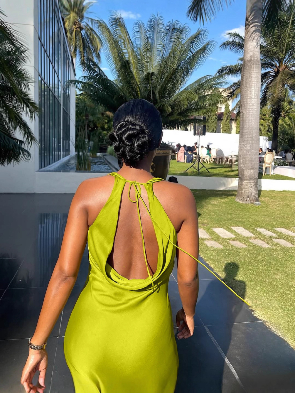 Haljina od Milk Silk, jednobojna, bez rukava, duga, s vezicom sprijeda