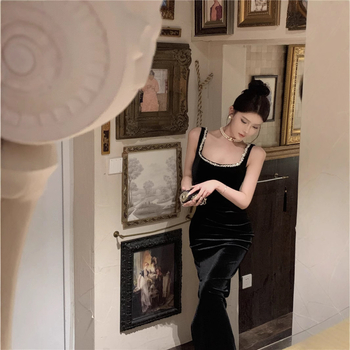 Haljina u Hepburn stilu s trakama, bez rukava, uski kroj, visok struk, srednja duljina, četvrtasti izrez