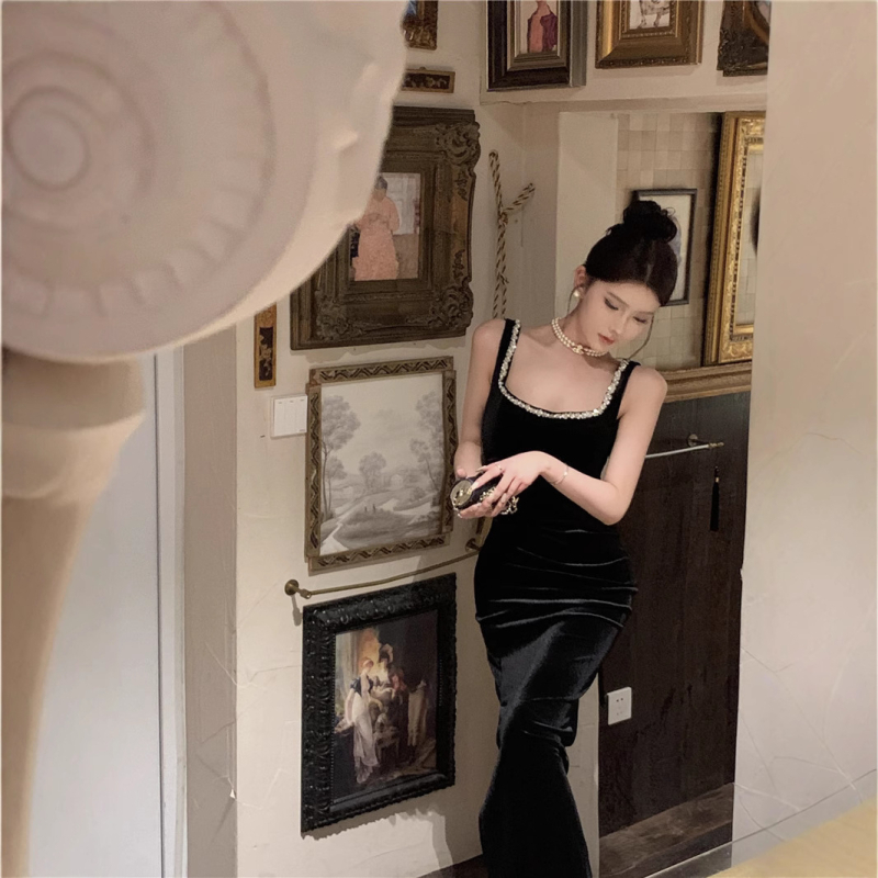 Haljina u Hepburn stilu s trakama, bez rukava, uski kroj, visok struk, srednja duljina, četvrtasti izrez