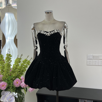 Baršunasta haljina bez rukava s visokim strukom, silueta tube-top, dijamantni ukrasi.