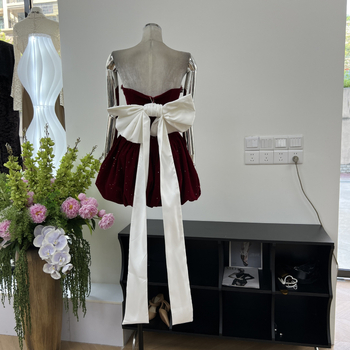 Baršunasta haljina bez rukava s visokim strukom, silueta tube-top, dijamantni ukrasi.