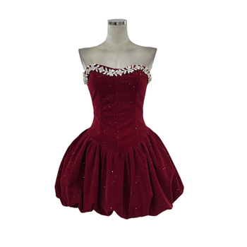 Baršunasta haljina bez rukava s visokim strukom, silueta tube-top, dijamantni ukrasi.