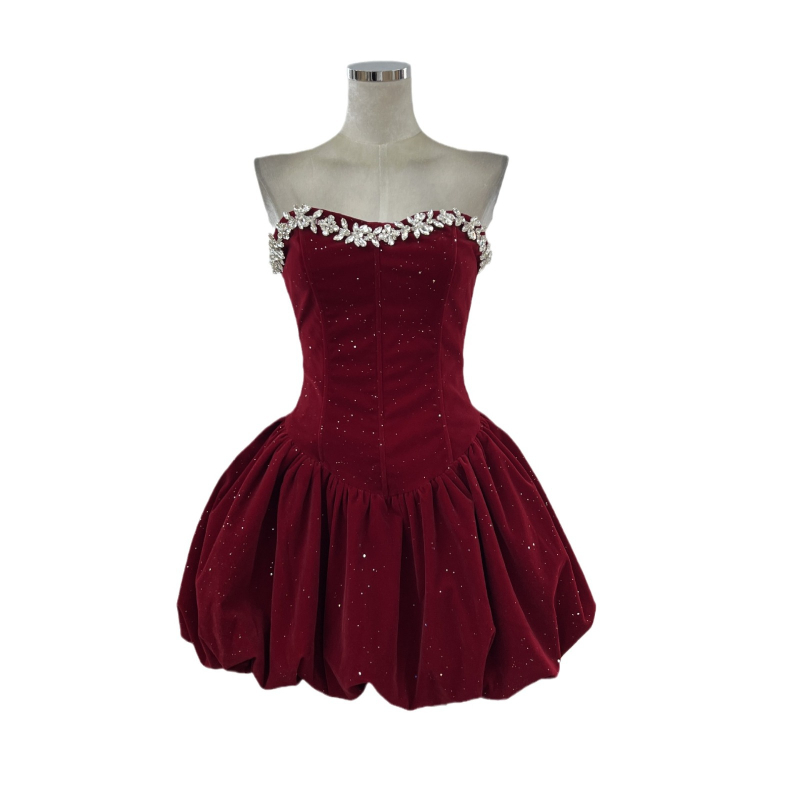 Baršunasta haljina bez rukava s visokim strukom, silueta tube-top, dijamantni ukrasi.