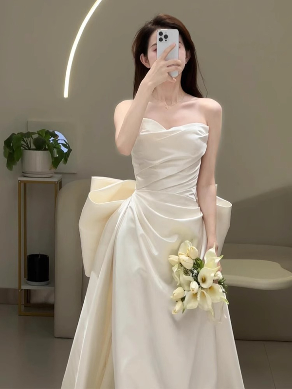 Vjenčana haljina – acetatno-poliesterski tkanine, A-linijski kroj, visok struk, rukav 3/4, duga suknja