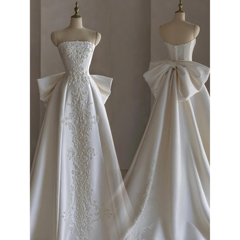 Csipkés menyasszonyi ruha kis uszállyal, magas derékkal, hosszú ujjú, hosszú szoknyával