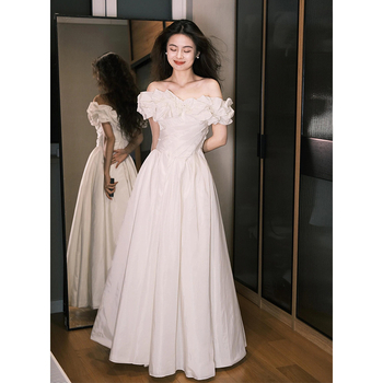 Vjenčana haljina s jednim ramenom, satenski materijal, A-linija, duga suknja, struk u sredini