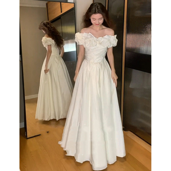 Vjenčana haljina s jednim ramenom, satenski materijal, A-linija, duga suknja, struk u sredini