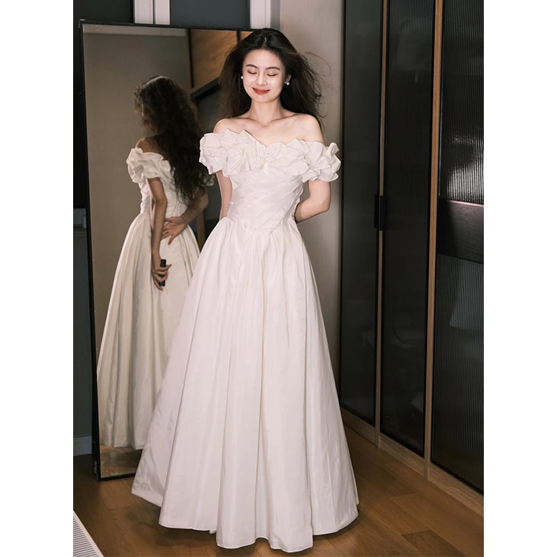 Vjenčana haljina s jednim ramenom, satenski materijal, A-linija, duga suknja, struk u sredini