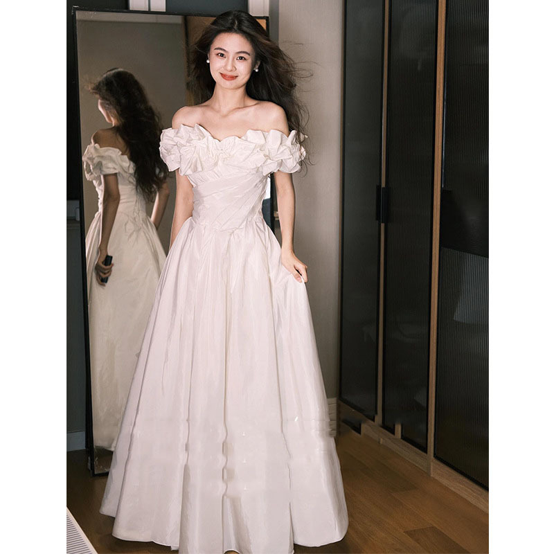 Vjenčana haljina s jednim ramenom, satenski materijal, A-linija, duga suknja, struk u sredini