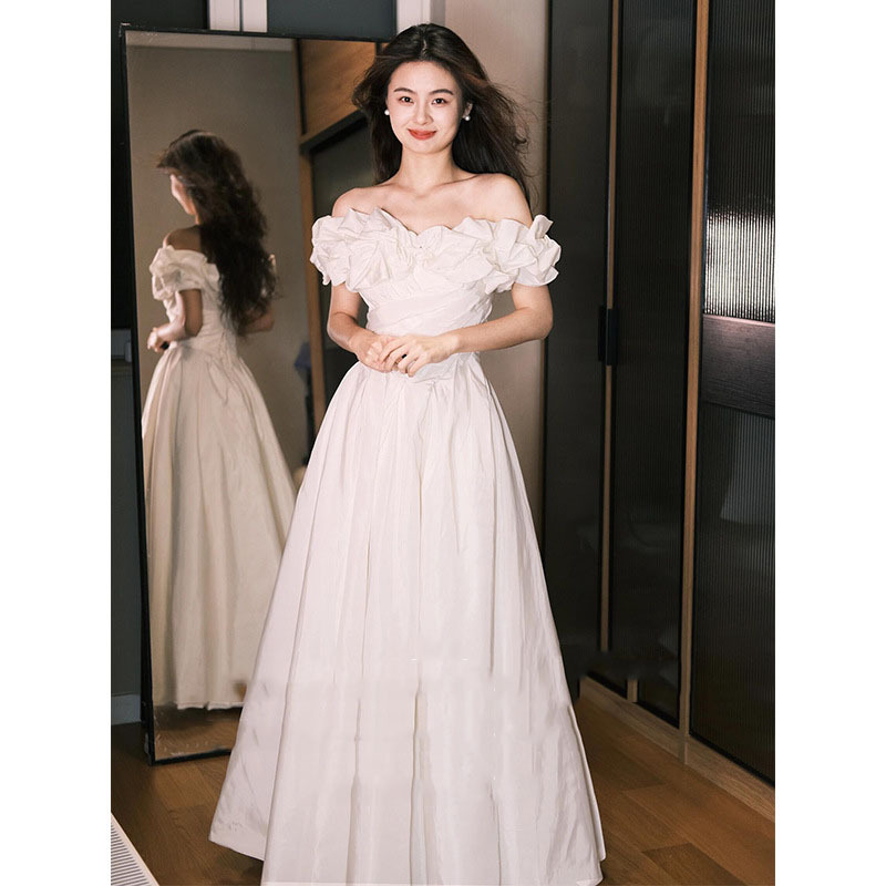 Vjenčana haljina s jednim ramenom, satenski materijal, A-linija, duga suknja, struk u sredini