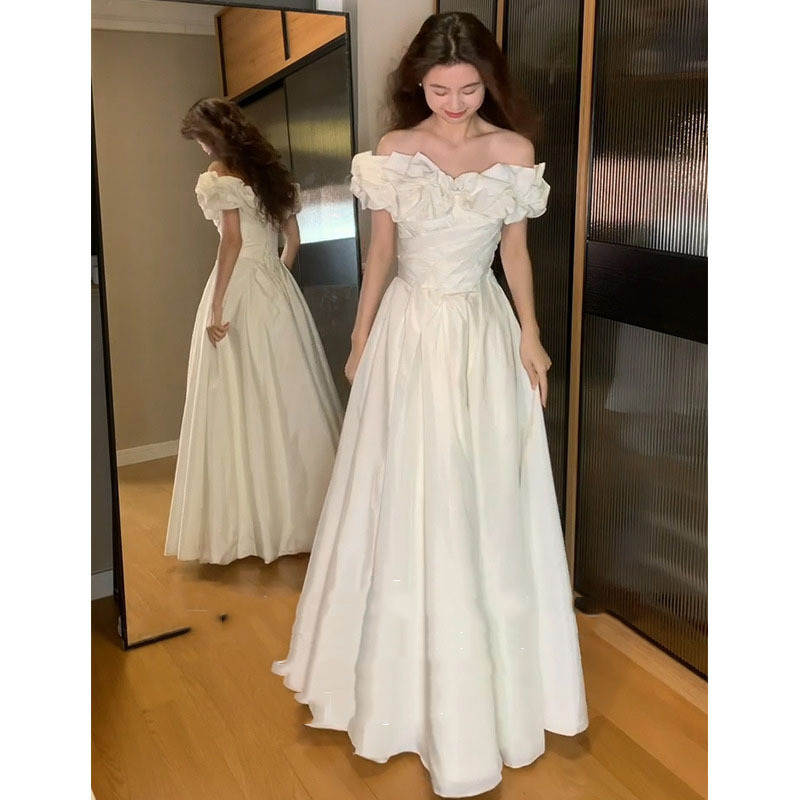 Vjenčana haljina s jednim ramenom, satenski materijal, A-linija, duga suknja, struk u sredini