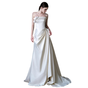 Francia stílusú váll nélküli menyasszonyi ruha, A-vonalú szabás, hosszú ruha, magas derék