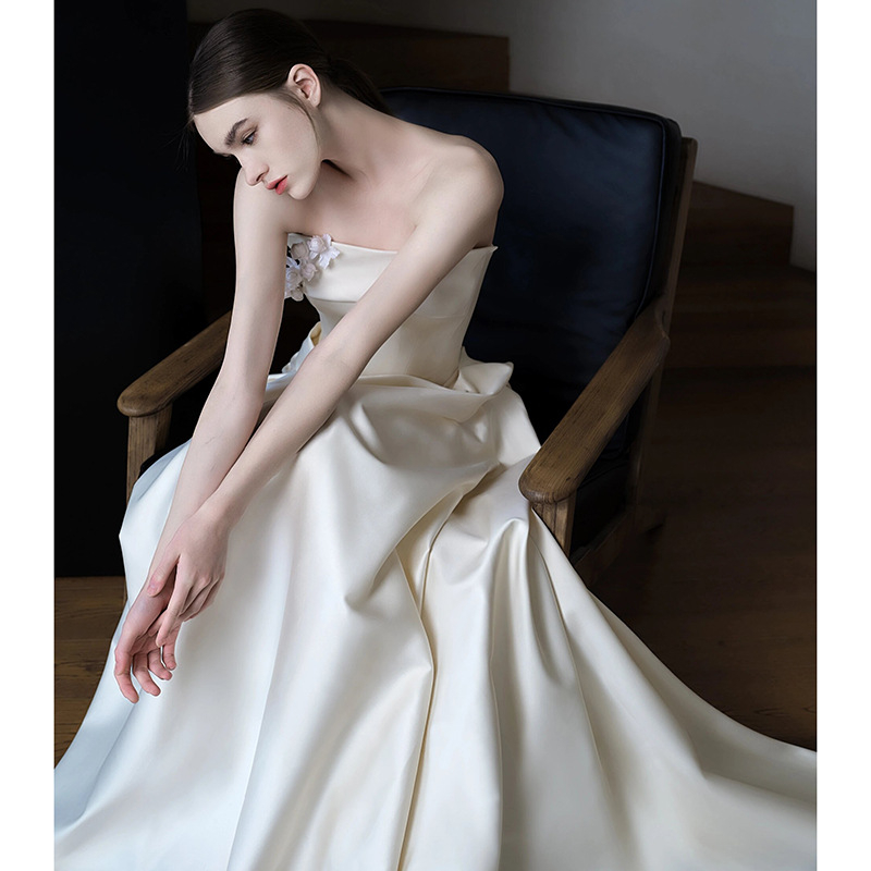 Francia stílusú váll nélküli menyasszonyi ruha, A-vonalú szabás, hosszú ruha, magas derék