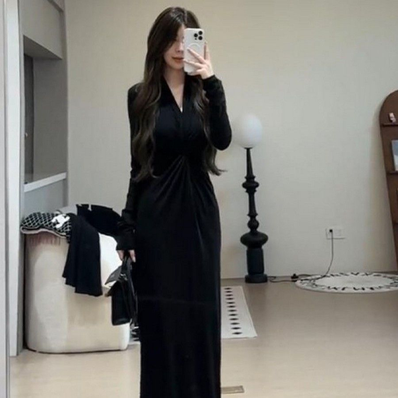 Haljina s V-dekolteom, dugim rukavima, visokim strukom i uskim krojem koji naglašava bokove, poliester