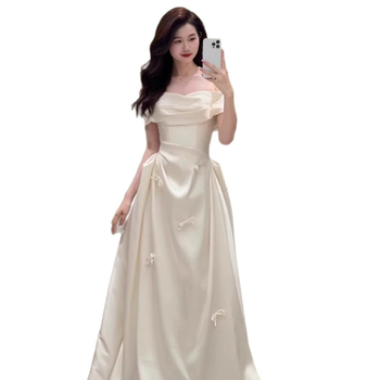 Vjenčana haljina od poliester-saten, off-shoulder izrez, rukavi 3/4, visok struk, duga suknja, mali šlep.