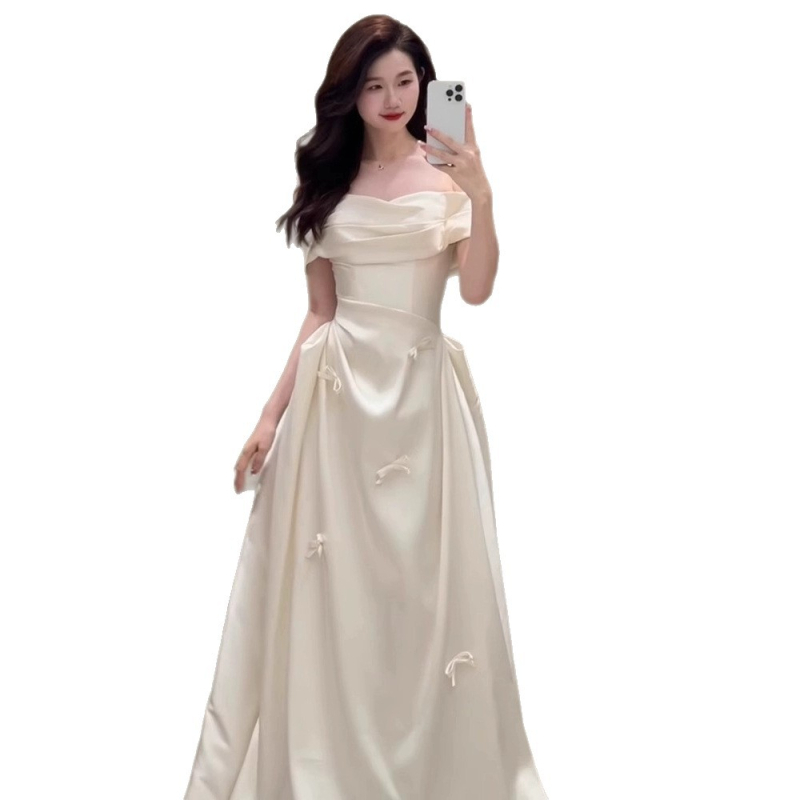 Vjenčana haljina od poliester-saten, off-shoulder izrez, rukavi 3/4, visok struk, duga suknja, mali šlep.