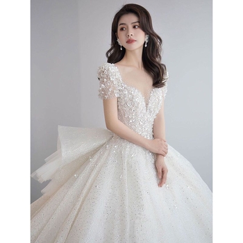 Vjenčana haljina u francuskom stilu, A-linija silueta, U-dekolte, bez rukava, duga šlep, 395 satén.