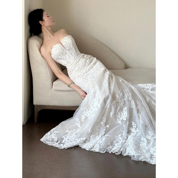 Čipkasta vjenčana haljina, sirena kroja s jednim ramenom, bez rukava, duga suknja