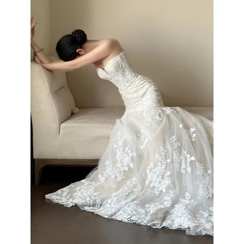 Čipkasta vjenčana haljina, sirena kroja s jednim ramenom, bez rukava, duga suknja