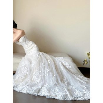 Čipkasta vjenčana haljina, sirena kroja s jednim ramenom, bez rukava, duga suknja