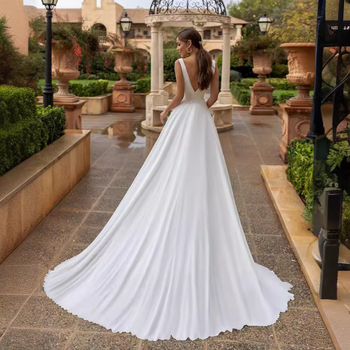 Vjenčana haljina uskog kroja, bez rukava, s malim repom, visokim strukom, dugom suknjom