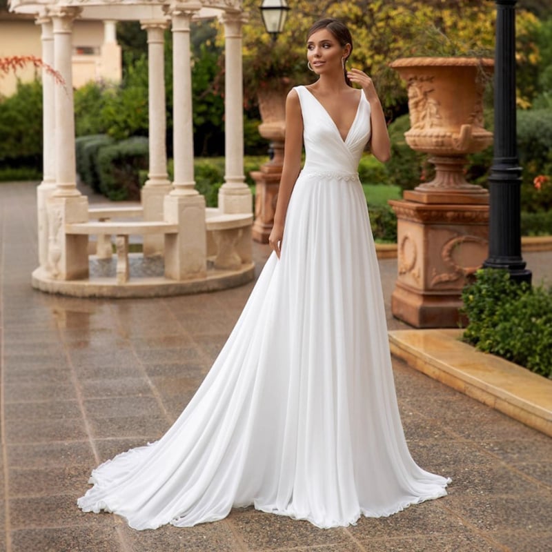 Vjenčana haljina uskog kroja, bez rukava, s malim repom, visokim strukom, dugom suknjom