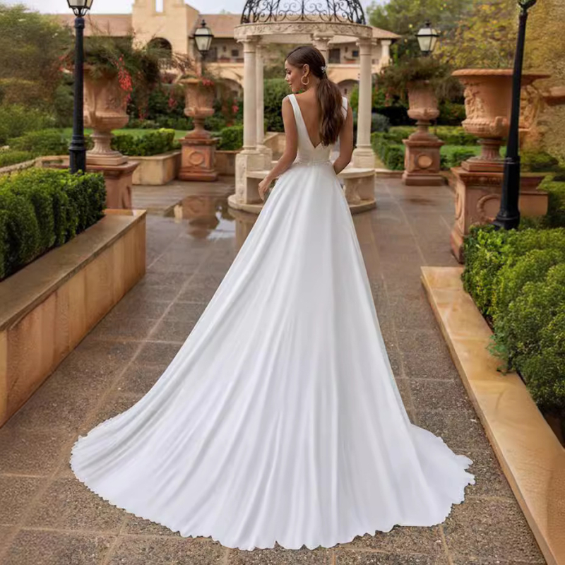 Vjenčana haljina uskog kroja, bez rukava, s malim repom, visokim strukom, dugom suknjom