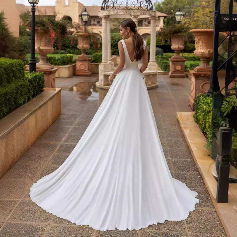 Vjenčana haljina uskog kroja, bez rukava, s malim repom, visokim strukom, dugom suknjom