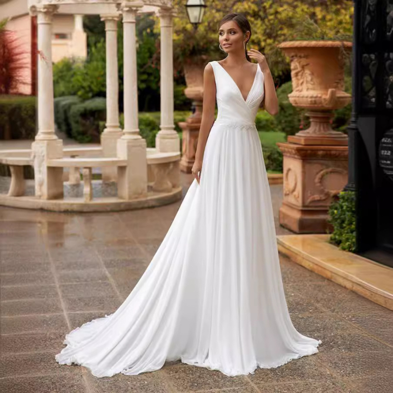 Vjenčana haljina uskog kroja, bez rukava, s malim repom, visokim strukom, dugom suknjom