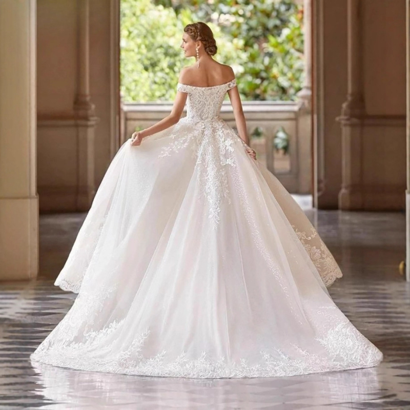 Egy vállú menyasszonyi ruha, uszályos fazon a dereknél, háromnegyedes ujjak, hosszú szoknya, poliészter