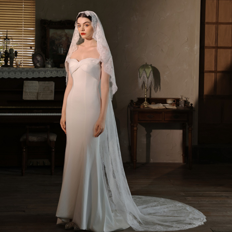 Nylon menyasszonyi fátyol szempillás csipkével, vintage katedrális stílus, hosszú uszály