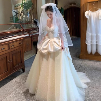 Menyasszonyi ruha váll nélküli, csőtop-siluett, magas derék, hosszú szoknya, kis uszály; poliészter anyag; nyári 2025 kiadás