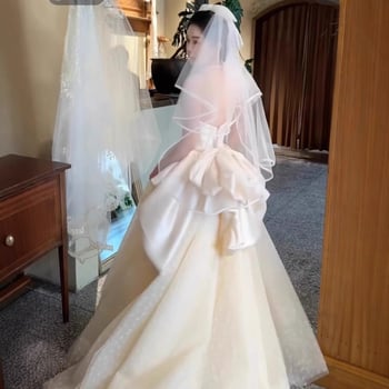 Menyasszonyi ruha váll nélküli, csőtop-siluett, magas derék, hosszú szoknya, kis uszály; poliészter anyag; nyári 2025 kiadás