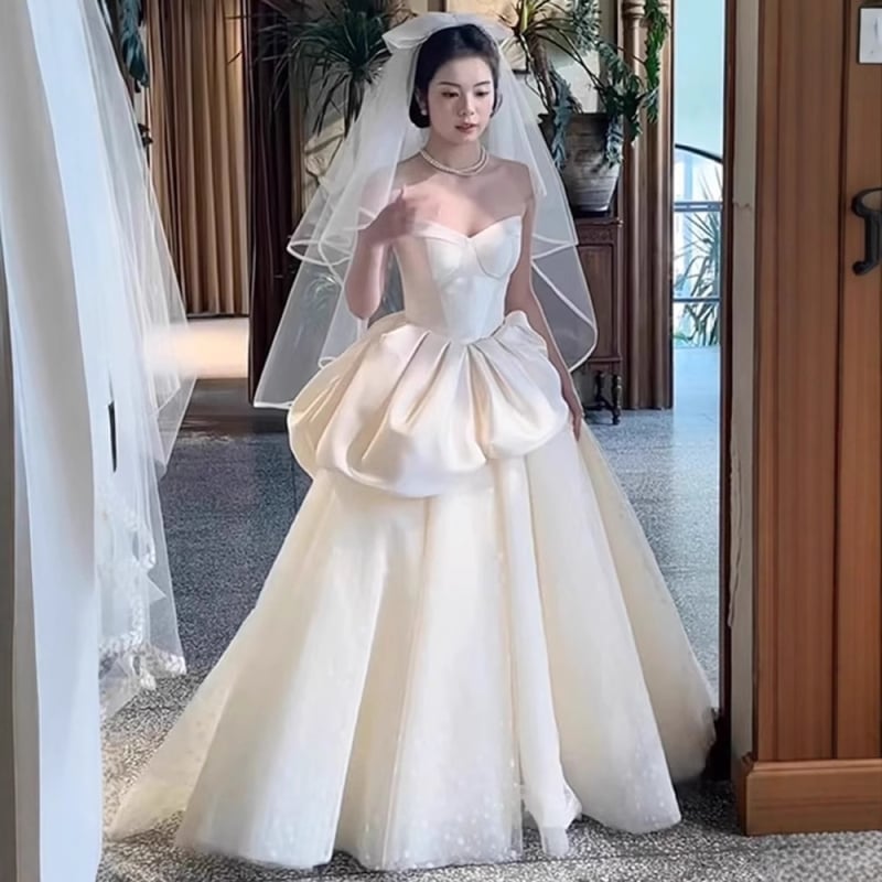 Menyasszonyi ruha váll nélküli, csőtop-siluett, magas derék, hosszú szoknya, kis uszály; poliészter anyag; nyári 2025 kiadás