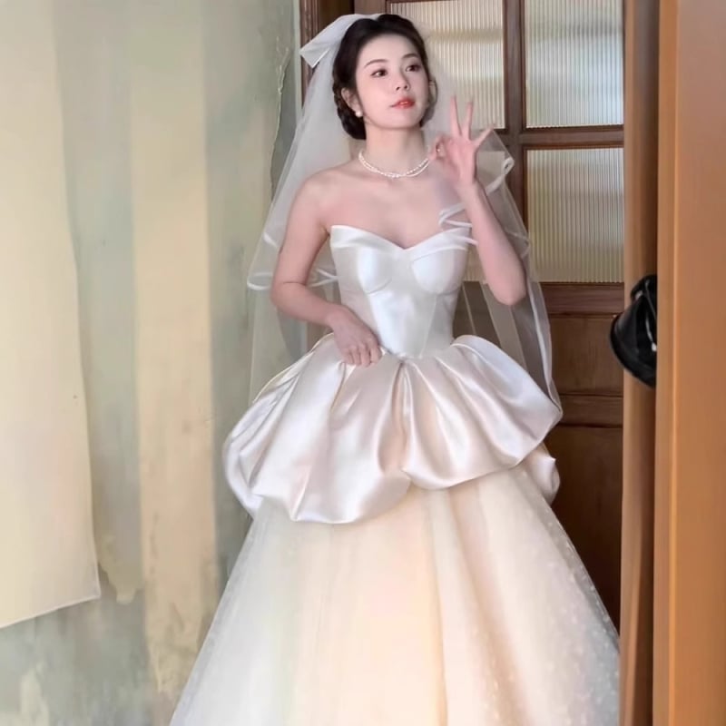 Menyasszonyi ruha váll nélküli, csőtop-siluett, magas derék, hosszú szoknya, kis uszály; poliészter anyag; nyári 2025 kiadás