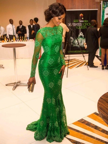 Női csipkés ruha, átlátszó hosszú ujjú, magas derék, hosszú szoknya, 95%+ poliészter