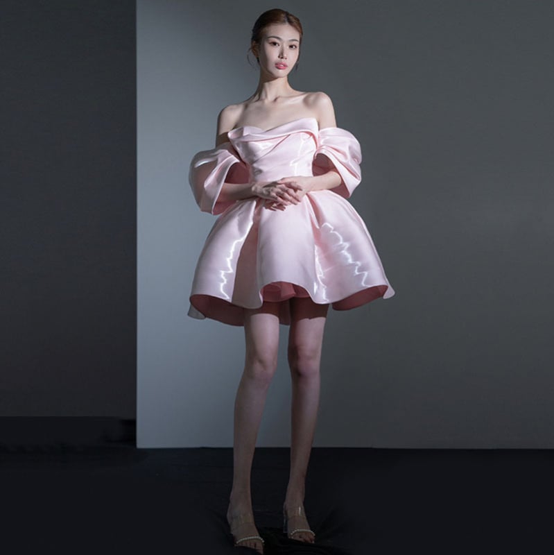 Estélyi ruha váll nélküli dekoltázs, A-vonalú sziluett, magas derék, háromnegyed ujjak, rövid szoknya (polyester)