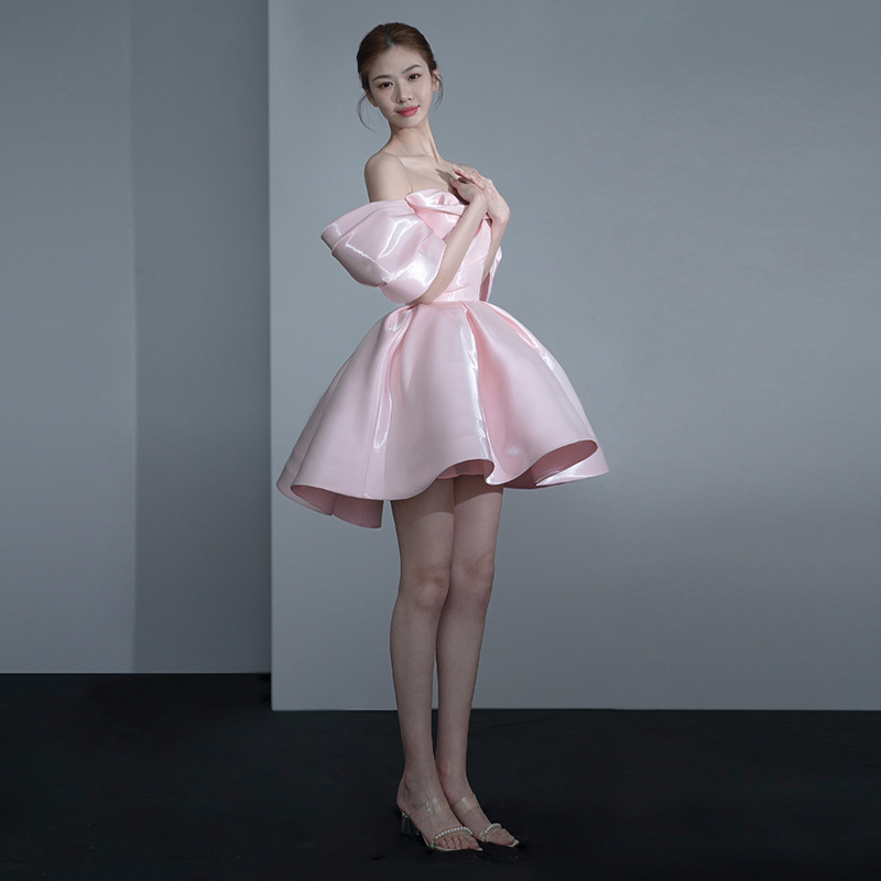 Estélyi ruha váll nélküli dekoltázs, A-vonalú sziluett, magas derék, háromnegyed ujjak, rövid szoknya (polyester)