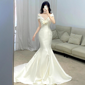 Esküvői ruha farkasfarokkal, szűk derékkal és magas derékkal, ujjatlan, hosszú szoknyával (poliészter, 2025 téli szezon, fő anyag tartalma 30–50%)