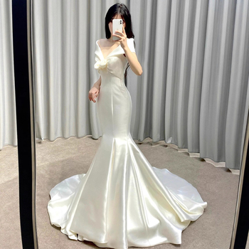 Esküvői ruha farkasfarokkal, szűk derékkal és magas derékkal, ujjatlan, hosszú szoknyával (poliészter, 2025 téli szezon, fő anyag tartalma 30–50%)