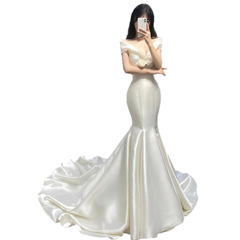 Esküvői ruha farkasfarokkal, szűk derékkal és magas derékkal, ujjatlan, hosszú szoknyával (poliészter, 2025 téli szezon, fő anyag tartalma 30–50%)